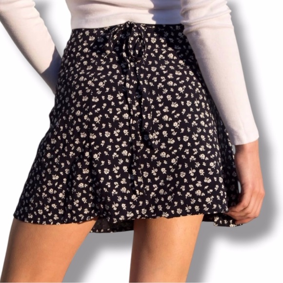 Brandy Melville Genevieve Floral Wrap Tie Mini Skirt Navy Blue Boho - Picture 1 of 6